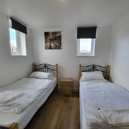 Serene 1 Bedroom, 3 Single Beds Bristol Exterior photo