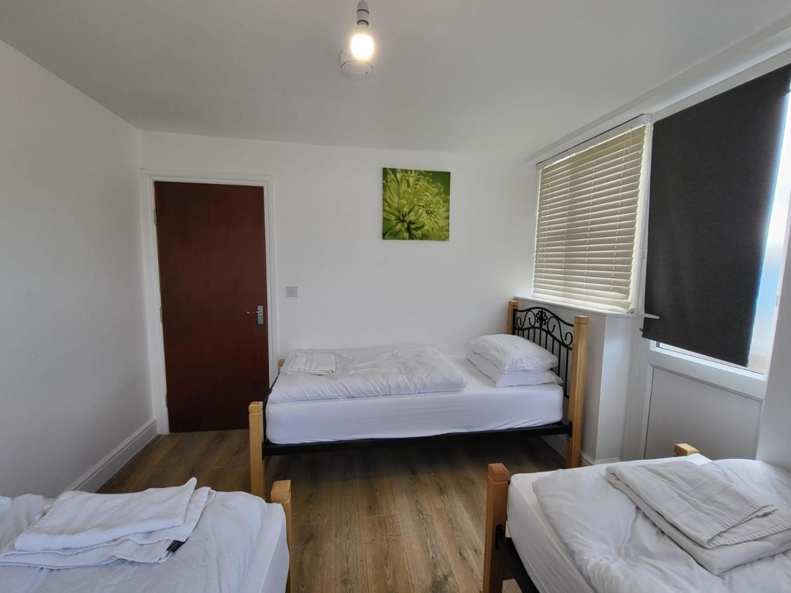 Serene 1 Bedroom, 3 Single Beds Appartamento *